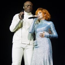 Seal et Mylène Farmer chantent "Les mots" - Concerts "Nevermore" le 27 septembre 2024 au Stade de France - Photographe : Claude Gassian