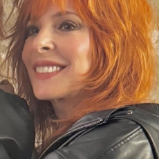 Mylène Farmer - Photo partagée par Hashtag NP le 7 mai 2026 avec le message "En tournage à suivre"