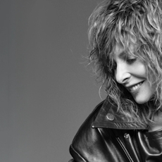Mylène Farmer - Photographe : John Nollet - 2026 - Photo illustrant la pochette du single digital "C'est à qui le tour" dévoilée le 26 mai 2026 et partagée le même jour sur le compte instagram du coiffeur et photographe