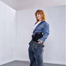 Mylène Farmer - Photographe : John Nollet - 2026 - Photo publiée dans le magazine "Shadowplay" en septembre 2026 - Partagée sur les réseaux sociaux de Forty-One Studio le 9 septembre.