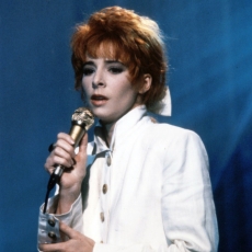 Mylène Farmer chante Ainsi soit je dans l'émission À la folie pas du tout sur TF1 le 19 juin 1988