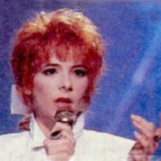 Mylène Farmer chante Ainsi soit je dans l'émission À la folie pas du tout sur TF1 le 19 juin 1988