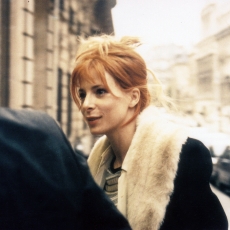 Mylène Farmer - Arrivée aux studios d'Europe 1 - 18 octobre 1995