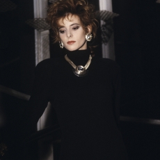 Portrait de Mylène Farmer sur le plateau de Béart 87 - Antenne 2 - Diffusion le 14 janvier 1987