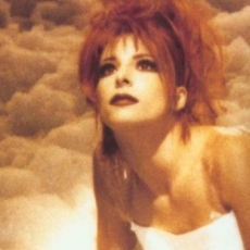 Mylène Farmer - Clip L'Instant X - Photographe : Claude Gassian