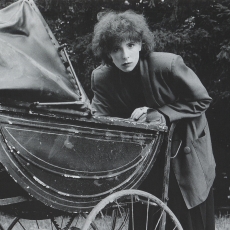 Mylène Farmer - Tournage du clip Plus Grandir - Photographe : Jean-Paul Dumas-Grillet