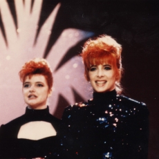 Mylène Farmer chante Pourvu qu'elles soient douces dans l'émission Cocoparadise sur TF1 le 16 novembre 1988