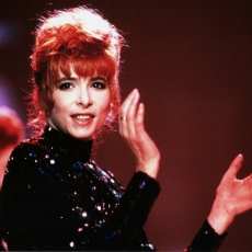 Mylène Farmer chante Pourvu qu'elles soient douces dans l'émission Cocoparadise sur TF1 le 16 novembre 1988