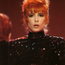 Mylène Farmer chante Pourvu qu'elles soient douces dans l'émission Cocoparadise sur TF1 le 16 novembre 1988