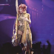 Mylène Farmer chante "XXL" - Avant que l'ombre... à Bercy - Photographe : Claude Gassian