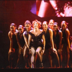 Mylène Farmer chante "C'est une belle journée" - Avant que l'ombre... à Bercy - Photographe : Claude Gassian