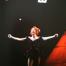 Mylène Farmer chante "C'est une belle journée" - Avant que l'ombre... à Bercy - Photographe : Claude Gassian