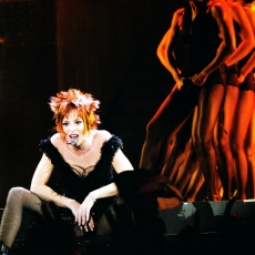 Mylène Farmer chante "C'est une belle journée" - Avant que l'ombre... à Bercy - Photographe : Claude Gassian