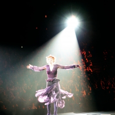 Mylène Farmer chante "Désenchantée" - Avant que l'ombre... à Bercy - Photographe : Claude Gassian