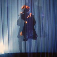 Mylène Farmer chante "Je t'aime mélancolie" - Avant que l'ombre... à Bercy - Photographe : Claude Gassian