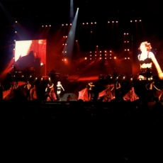 Mylène Farmer chante "Fuk them all" - Avant que l'ombre... à Bercy - Photographe : Claude Gassian