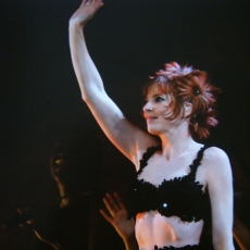 Mylène Farmer chante "Fuk them all" - Avant que l'ombre... à Bercy - Photographe : Claude Gassian