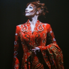 Mylène Farmer chante "Avant que l'ombre...." - Avant que l'ombre... à Bercy - Photographe : Claude Gassian