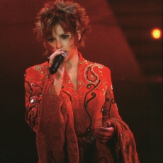 Mylène Farmer chante "Avant que l'ombre...." - Avant que l'ombre... à Bercy - Photographe : Claude Gassian