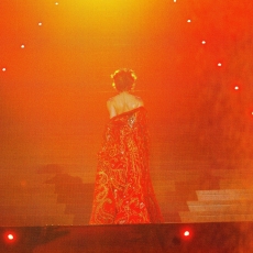 Mylène Farmer chante "Avant que l'ombre...." - Avant que l'ombre... à Bercy - Photographe : Claude Gassian