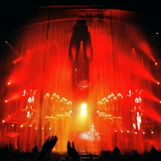 Mylène Farmer chante "Avant que l'ombre...." - Avant que l'ombre... à Bercy - Photographe : Claude Gassian