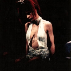 Mylène Farmer - Mylenium Tour - Concert au Dôme à Marseille le 21 septembre 1999 - Mylène porte la robe vert émeraude sur le tableau final