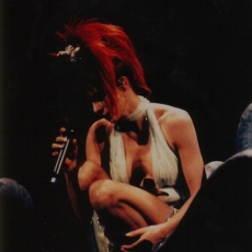 Mylène Farmer - Mylenium Tour - Concert au Dôme à Marseille le 21 septembre 1999 - Mylène porte la robe vert émeraude sur le tableau final