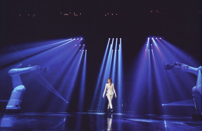 Mylène Farmer et les robots Timeless 2013