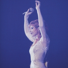 Mylène Farmer - Comme j'ai mal - Tour 1996 - Photographe : Claude Gassian