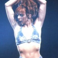 Mylène Farmer - Que mon coeur lâche - Tour 1996 - Photographe : Claude Gassian