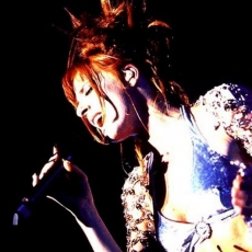 Mylène Farmer - Et tournoie... - Tour 1996 - Photographe : Claude Gassian