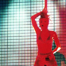 Mylène Farmer - Que mon coeur lâche - Tour 1996 - Photographe : Claude Gassian