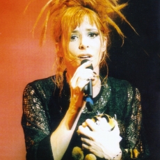 Mylène Farmer - Comme j'ai mal - Tour 1996 - Photographe : Claude Gassian