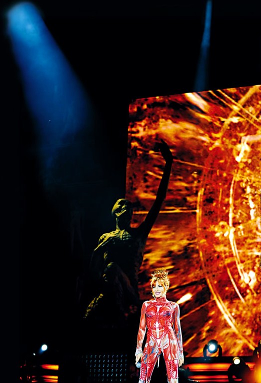 Mylène Farmer - Tour 2009 - Photographes : Nathalie Deélpine, Claude Gassian et Robin