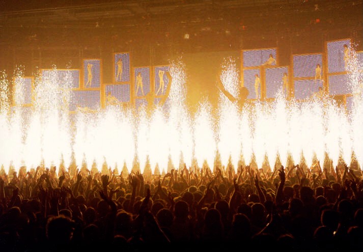 Mylène Farmer - Tour 2009 - Photographes : Nathalie Deélpine, Claude Gassian et Robin