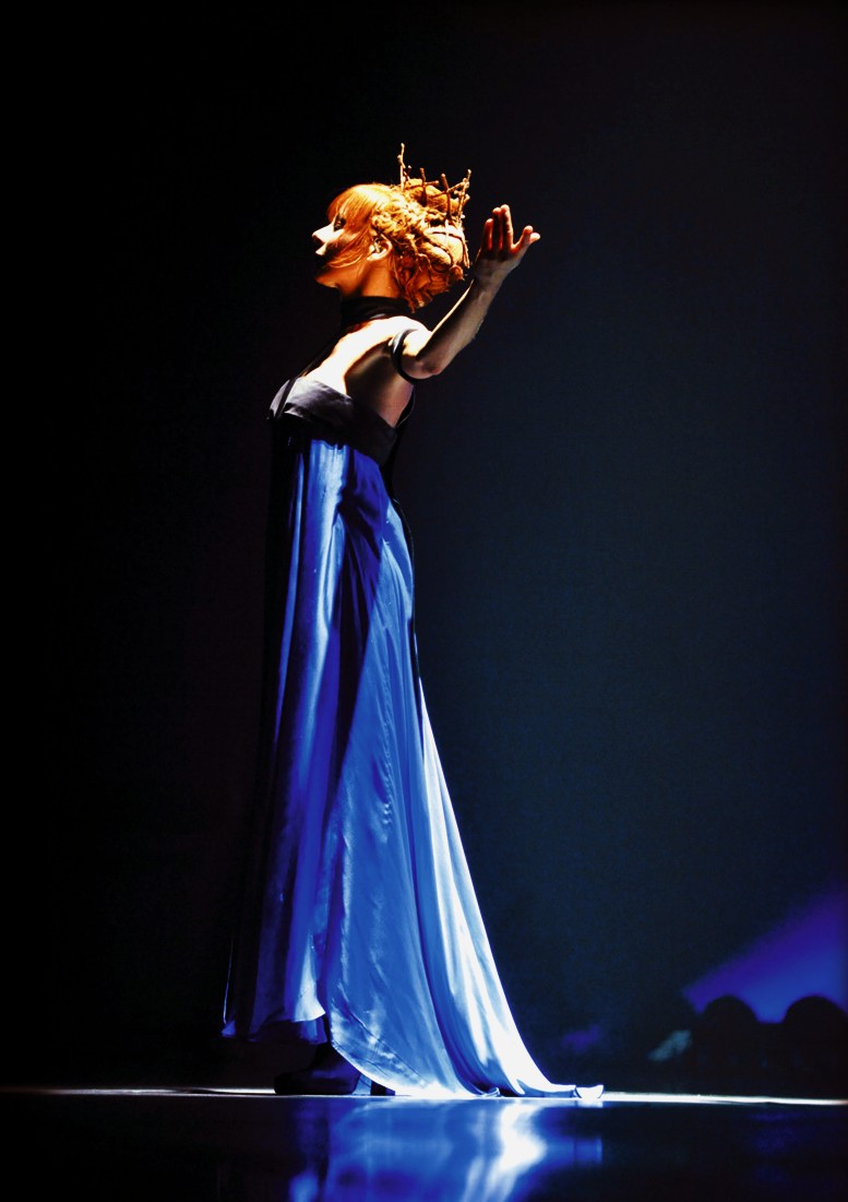 Mylène Farmer - Tour 2009 - Photographes : Nathalie Deélpine, Claude Gassian et Robin