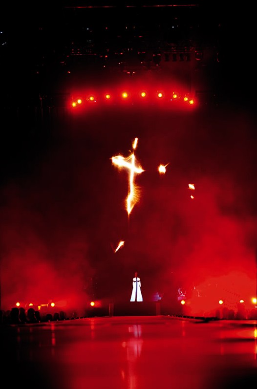 Mylène Farmer - Tour 2009 - Photographes : Nathalie Deélpine, Claude Gassian et Robin