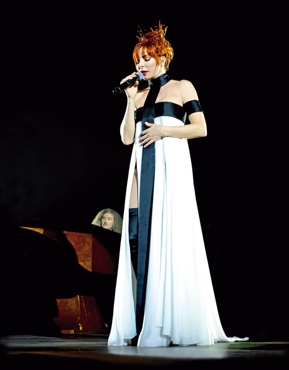 Mylène Farmer - Tour 2009 - Photographes : Nathalie Deélpine, Claude Gassian et Robin