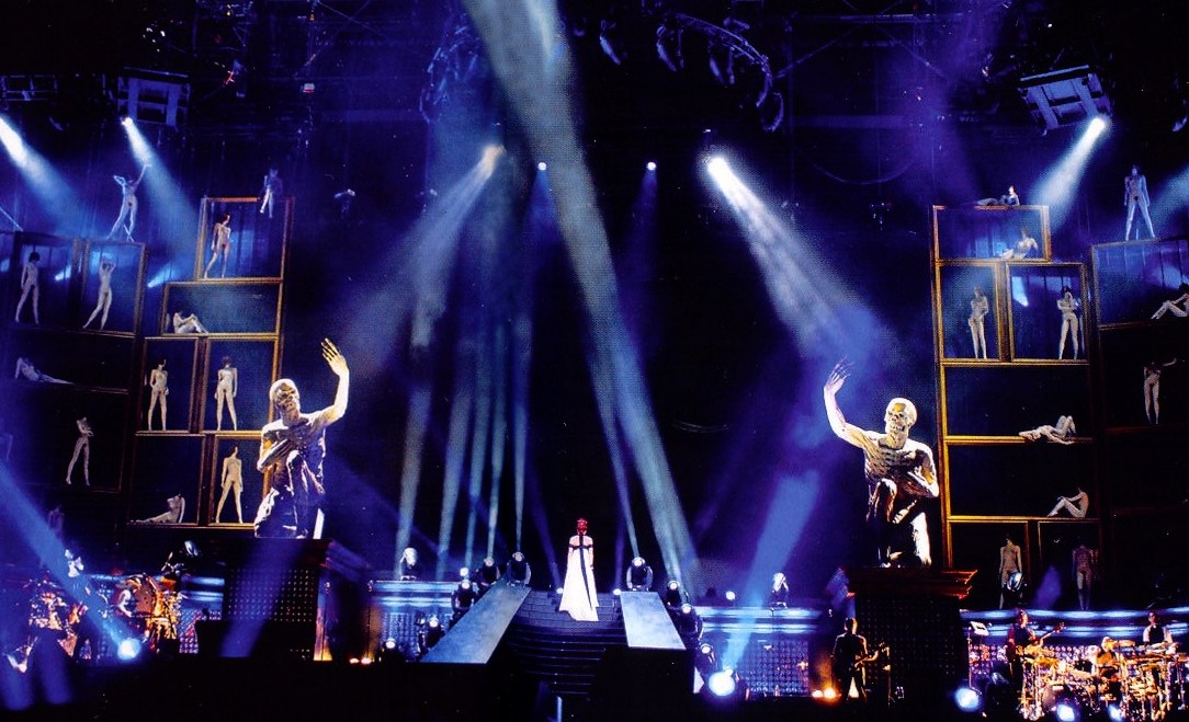 Mylène Farmer - Tour 2009 - Photographes : Nathalie Deélpine, Claude Gassian et Robin