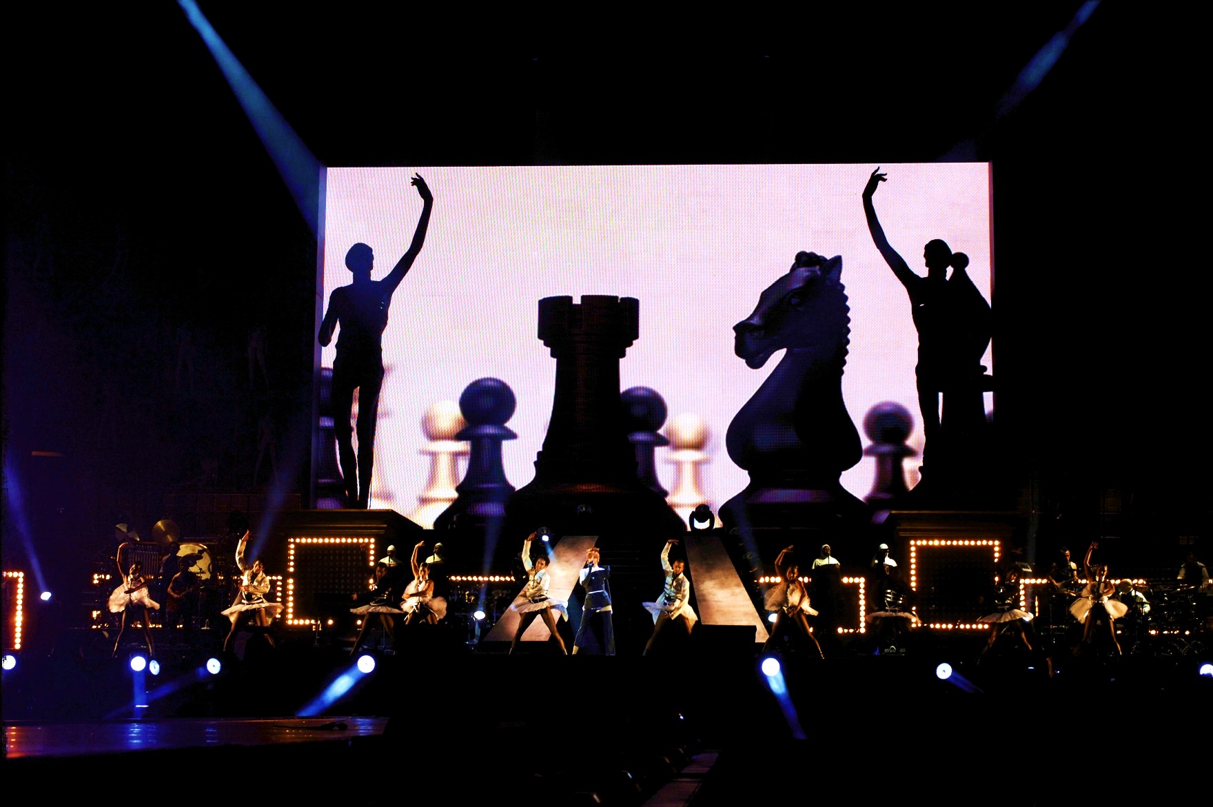 Mylène Farmer - Tour 2009 - Photographes : Nathalie Deélpine, Claude Gassian et Robin