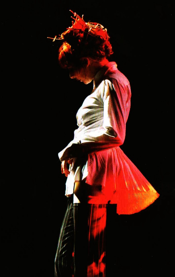 Mylène Farmer - Tour 2009 - Photographes : Nathalie Deélpine, Claude Gassian et Robin