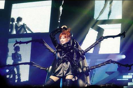 Mylène Farmer - Tour 2009 - Photographes : Nathalie Deélpine, Claude Gassian et Robin