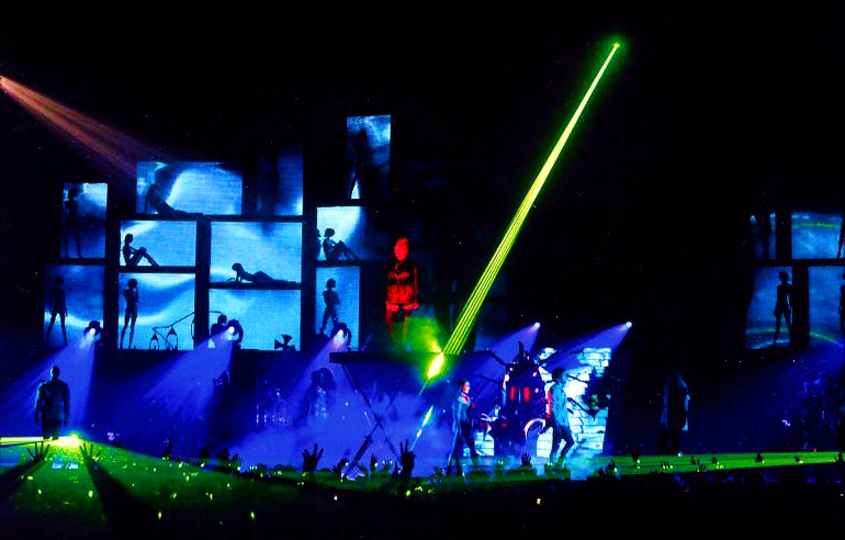 Mylène Farmer - Tour 2009 - Photographes : Nathalie Deélpine, Claude Gassian et Robin