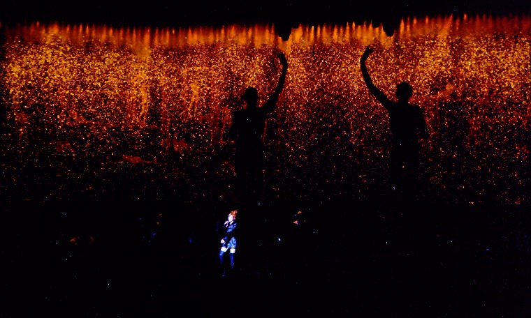 Mylène Farmer - Tour 2009 - Photographes : Nathalie Deélpine, Claude Gassian et Robin