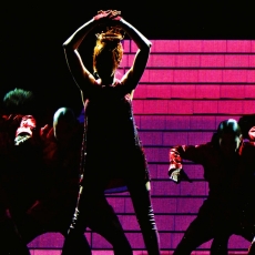 Mylène Farmer chante "Pourvu qu'elles soient douces" sur le "Tour 2009 - Photographe : Nathalie Delépine