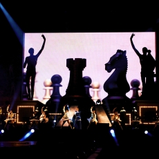 Mylène Farmer chante "Libertine" - Tour 2009