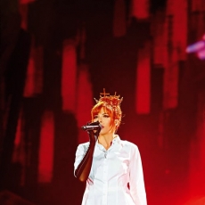 Mylène Farmer chante "Fuk them all" - Tour 2009 - Photographe : Robin