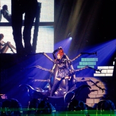 Mylène Farmer chante "Dégénération" sur le "Tour 2009 - Photographe : Claude Gassian 