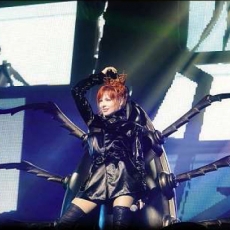 Mylène Farmer chante "Dégénération" sur le "Tour 2009 - Photographe : Claude Gassian 