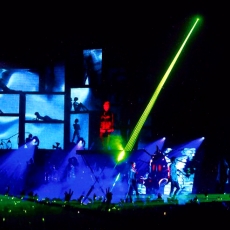 Mylène Farmer chante "Dégénération" sur le "Tour 2009 - Photographe : Claude Gassian 